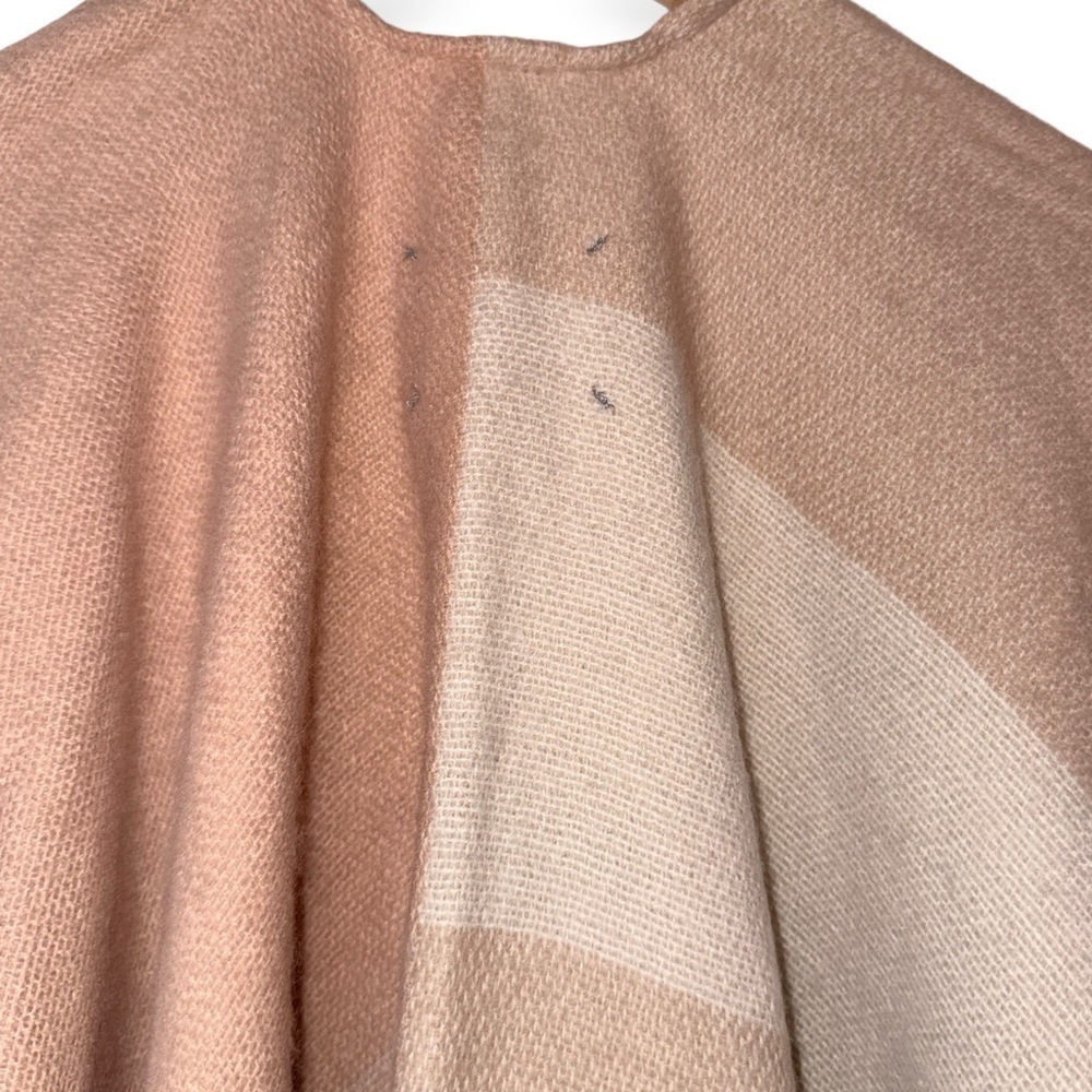 NWT Colorblock Fringe Ruana Shawl Wrap Poncho Beige Blush One Size - Picture 10 of 11